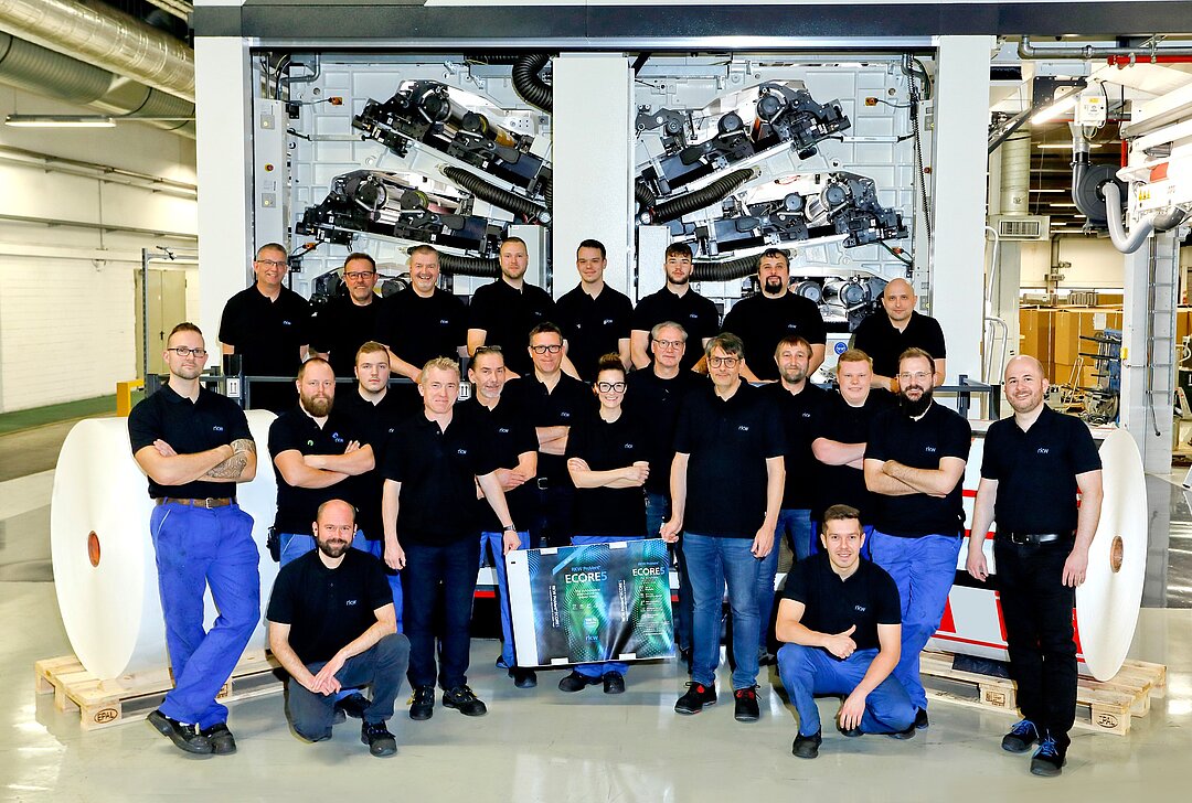 Mitarbeitende der RKW stehen stolz vor der neuen 10-Farben-Druckanlage