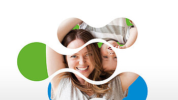 Mutter und Kind lachen in die Kamera