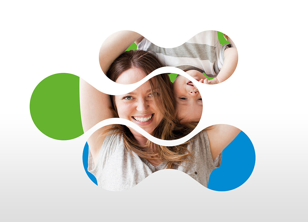 Mutter und Kind lachen in die Kamera