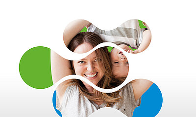 Mutter und Kind lachen in die Kamera