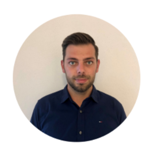 RKW-group-mann-portraitfoto-vor-wand